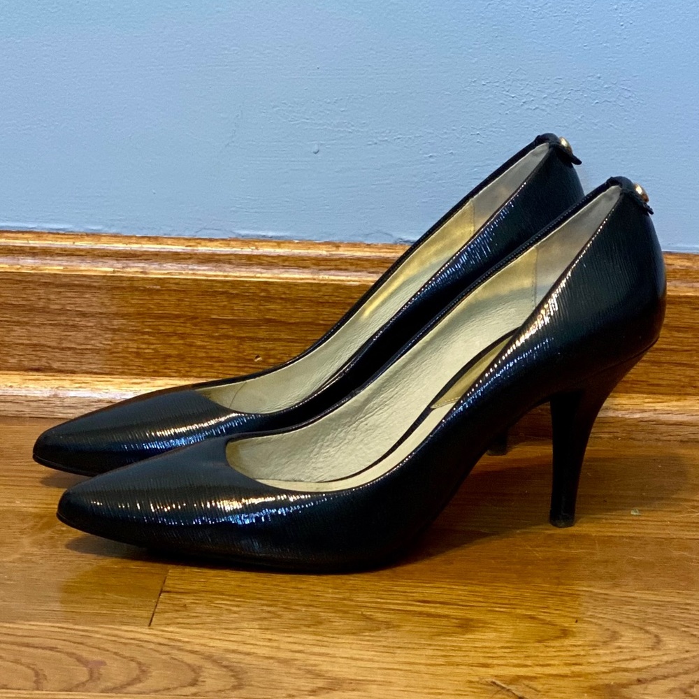 Michael Kors WOMENS textured navy blue pump.